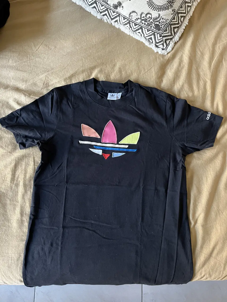 vestido de algodón Adidas negra con el logo icónico de la marca en colores vibrantes. Ideal para un look casual y comodo