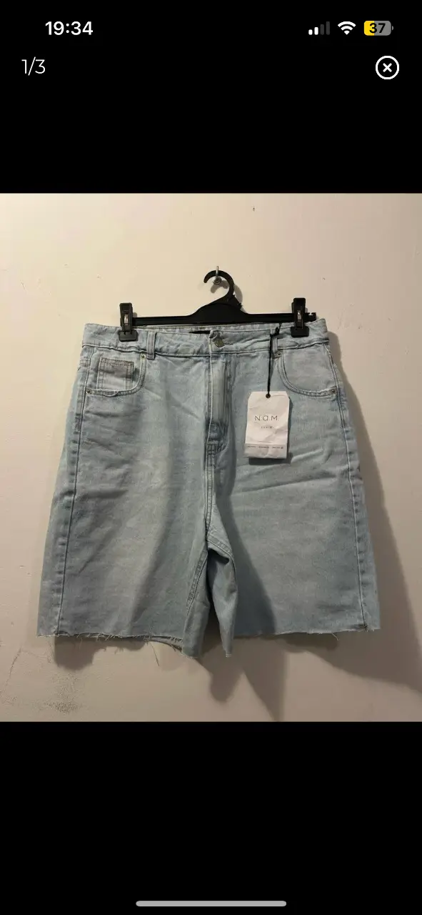 Short de jean celeste de tiro alto con etiqueta de la marca N.A.M. Denim. Ideal para un look casual y fresco.