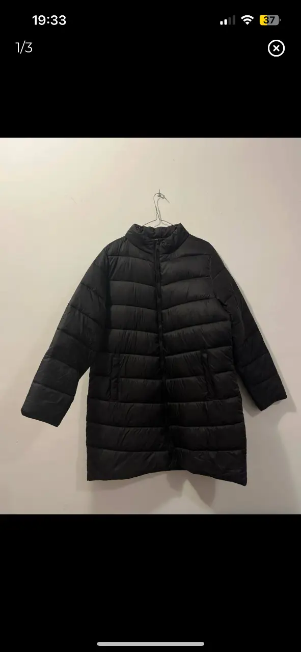 Campera de pluma negra, ultra liviana, talle XL. Ideal para el invierno, abrigo y estilo en una sola prenda.