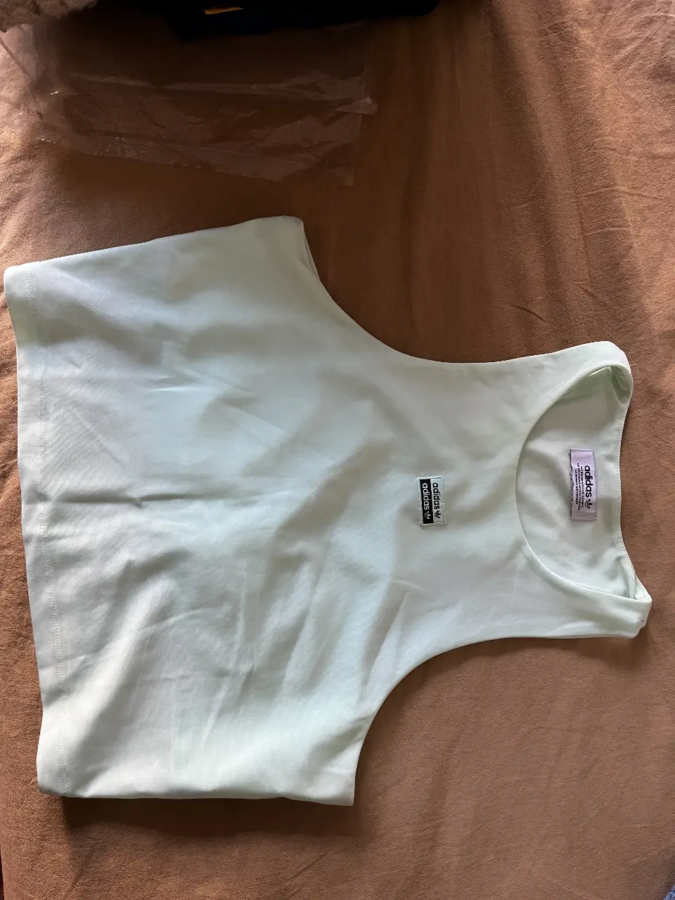 Top de mujer, color turquesa, con el logo de Adidas originals. es de tela tipo lycra al cuerpo. tiene corpiño incorporado 