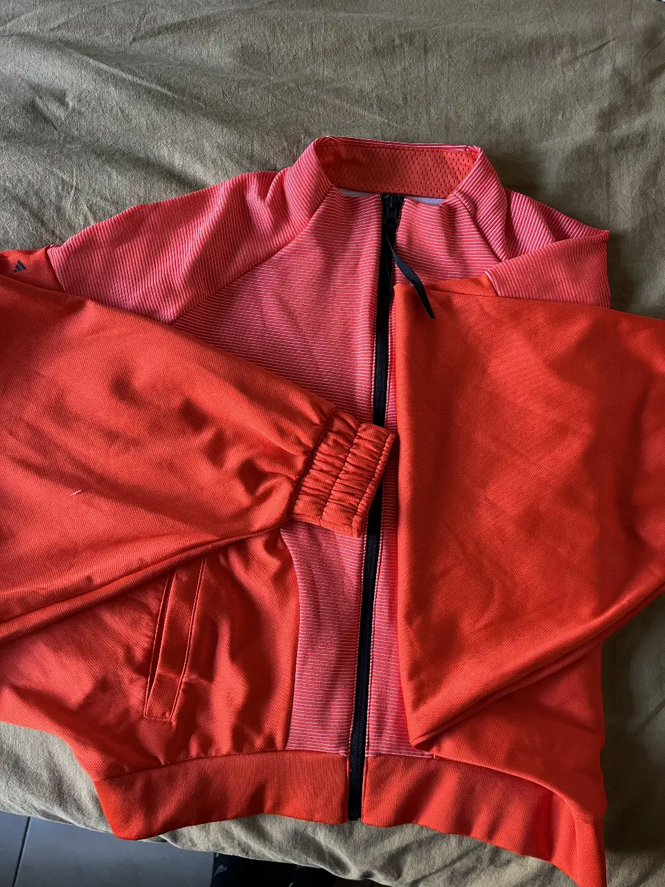 Buzo deportivo con cierre, de color coral. Ideal para actividades físicas. Marca Adidas Karlie Kloss, talle M.