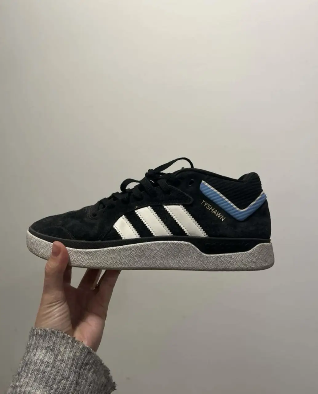 Zapatillas Adidas Tyshawn, de color negro con detalles en blanco y celeste. Talle 39 y medio. 26cm de plantilla. prenda unisex