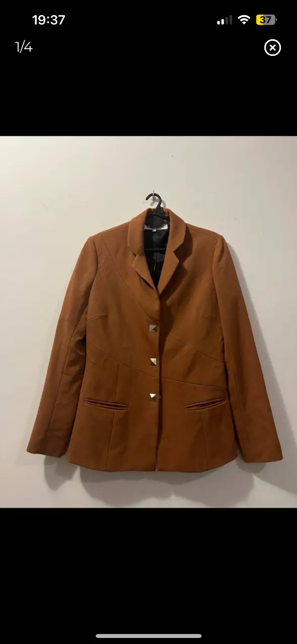 Blazer de mujer color marrón, con botones dorados y detalles en las costuras. Marca Carmela Achaval, talle 44.
