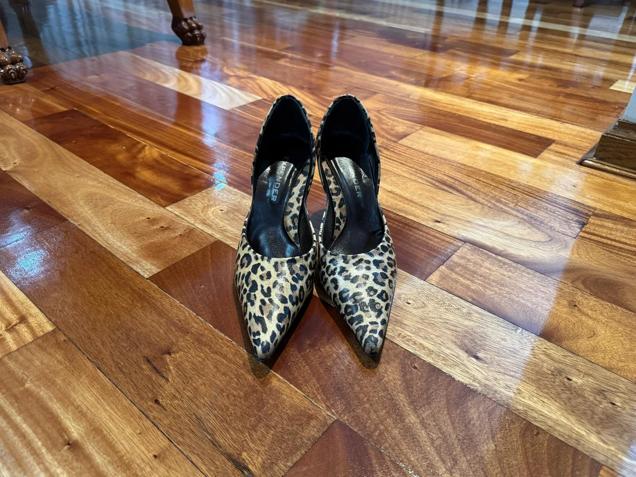 Elegantes zapatos de taco alto con estampado de leopardo. Ideales para fiestas y eventos especiales.