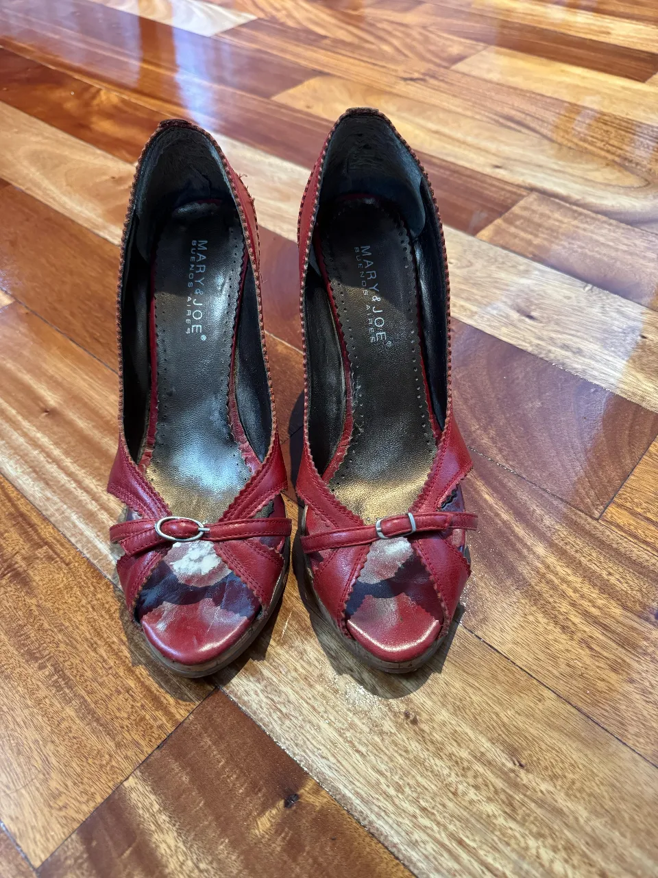 Hermosos tacos rojos de la marca Mary & Joe, ideales para una fiesta o evento especial. Diseño elegante con detalles de hebilla y plataforma de corcho.