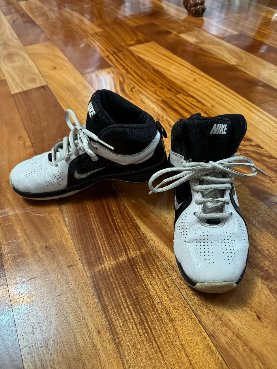 Zapatillas Nike de niño, blancas y negras, ideales para uso diario y actividades deportivas. Diseño clásico y cómodo.
