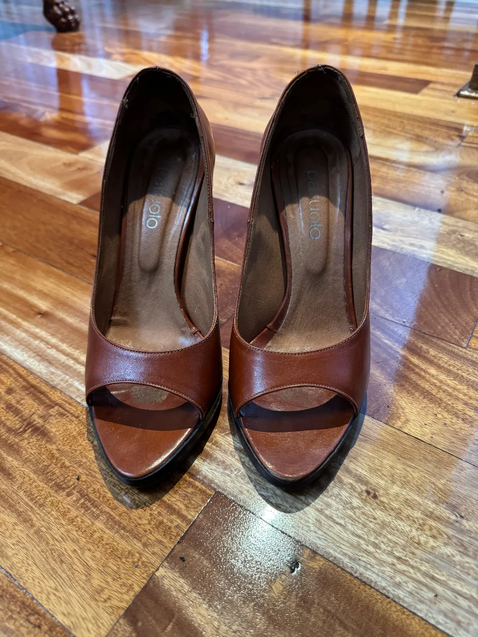 Tacos de cuero marrón con diseño peep toe. Ideales para eventos formales o salidas nocturnas. Tacón alto y elegante.