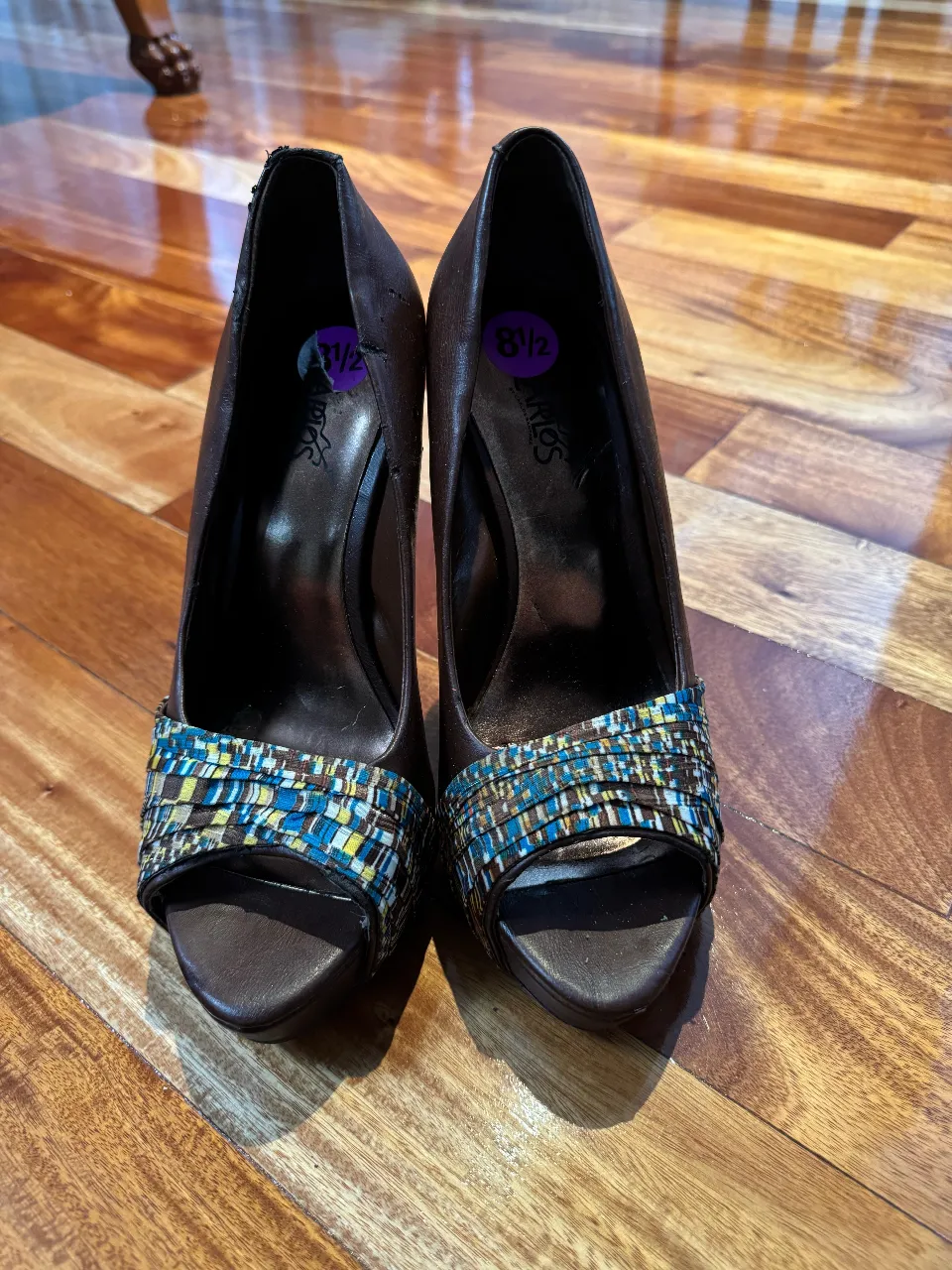 Elegantes tacos marrones con detalles multicolores en la parte delantera. Ideales para fiestas y eventos especiales.