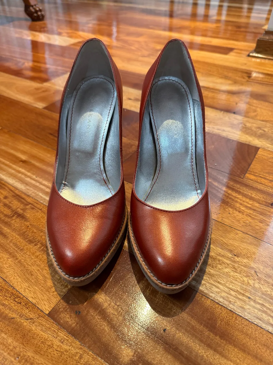 Elegantes tacos rojos de cuero, ideales para eventos formales o salidas nocturnas. Diseño clásico y atemporal.