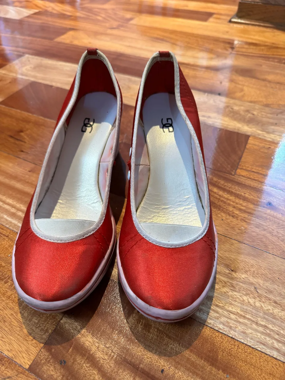 Elegantes zapatos de taco alto rojos con detalles blancos. Ideales para una salida especial o evento formal.
