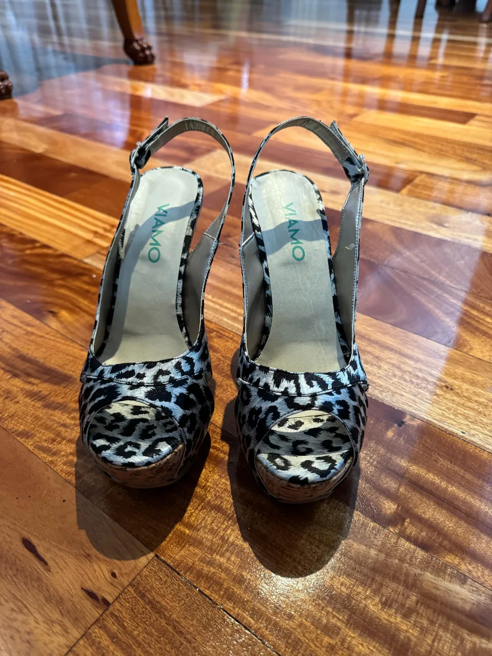 Sandalias de taco alto con estampado de leopardo. Diseño elegante y moderno, ideales para fiestas y eventos especiales. Marca Viamo.