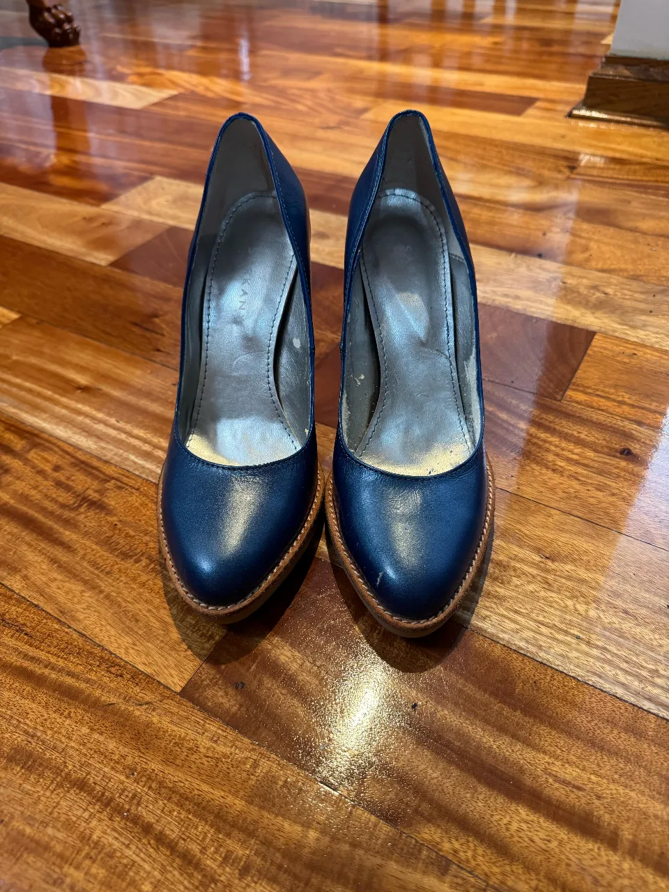 Elegantes zapatos de taco alto en color azul marino. Ideales para eventos formales o para darle un toque sofisticado a cualquier look.