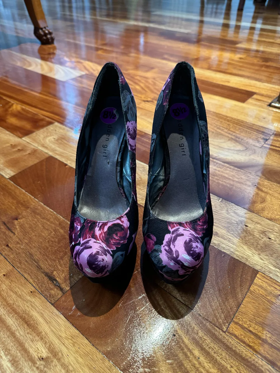 Zapatos de tacón alto para mujer, con estampado floral en tonos rosa y negro. Ideales para fiestas y eventos especiales.