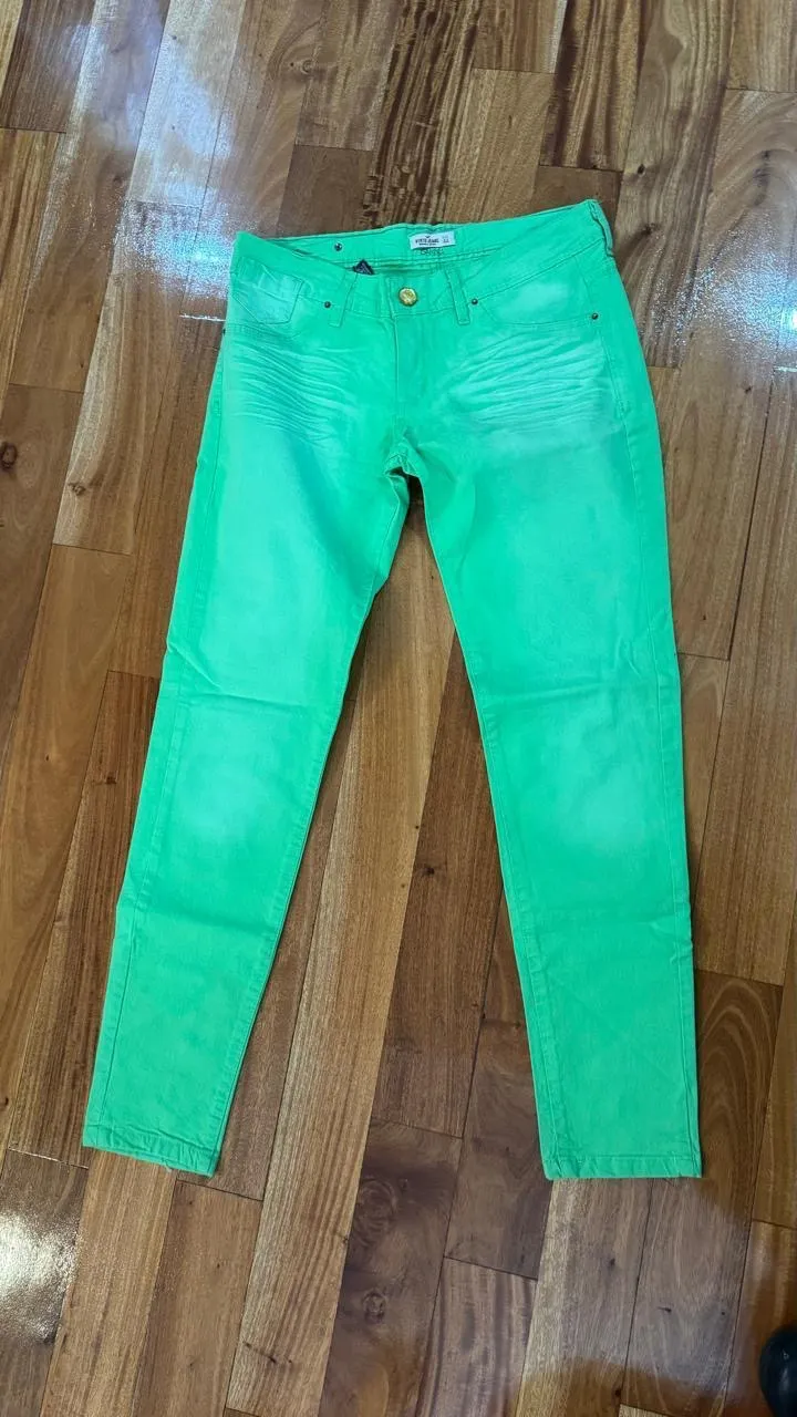 Pantalón de jean recto de color verde, ideal para un look casual y moderno. Perfecto para combinar con diferentes estilos.