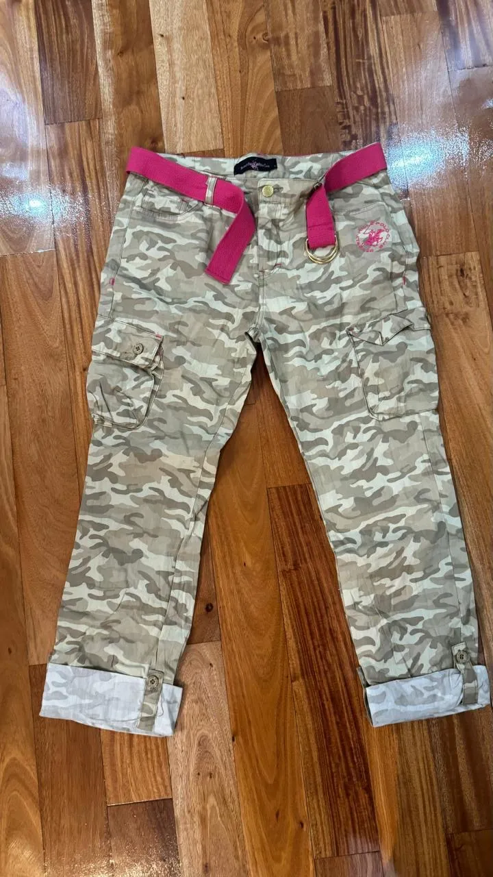 Pantalón cargo de mujer con estampado camuflado. Incluye cinturón rosa. Ideal para un look casual y moderno.