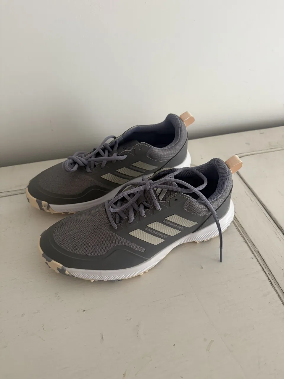 Zapatillas NUEVAS de golf Adidas. Diseño moderno y cómodo. Sirven también para hockey.