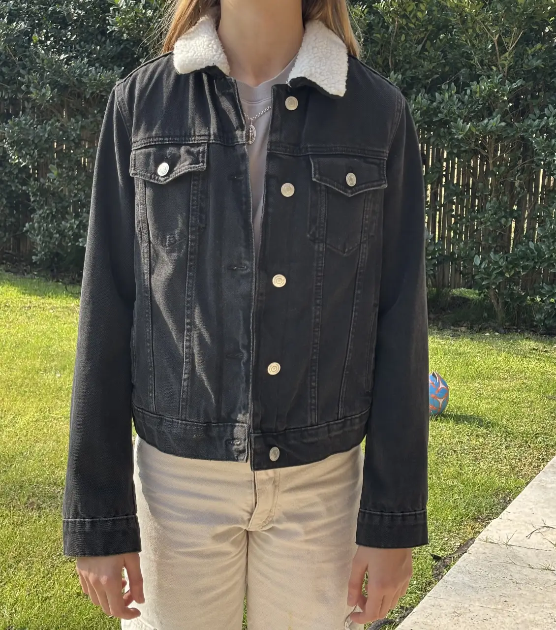 Campera de jean negra con cuello de sherpa blanco. Ideal para un look casual y canchero. Perfecta para el invierno.
