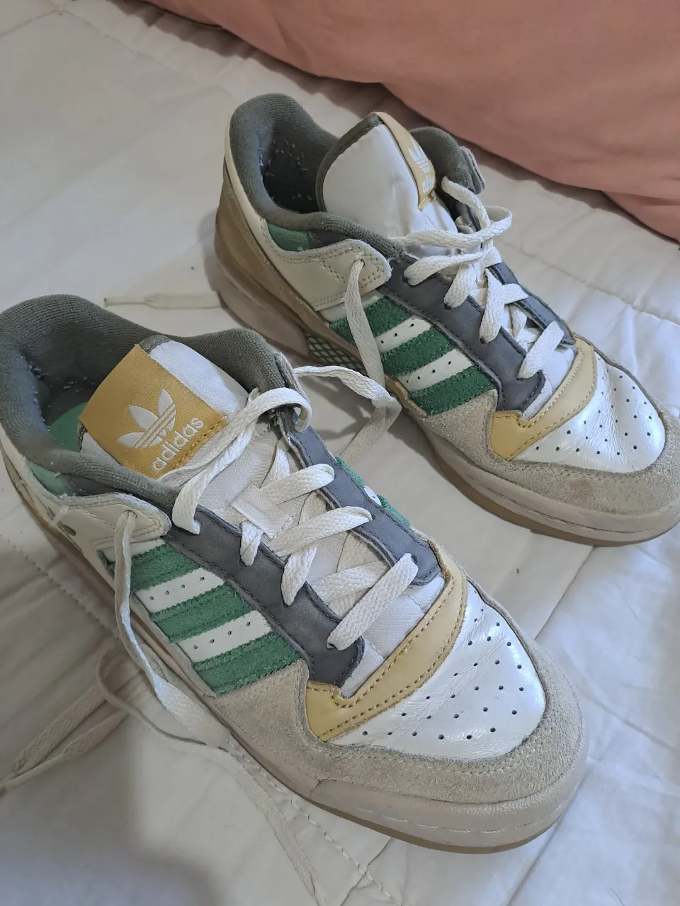 Zapatillas Adidas con detalles en verde, gris y amarillo. Cordones blancos.