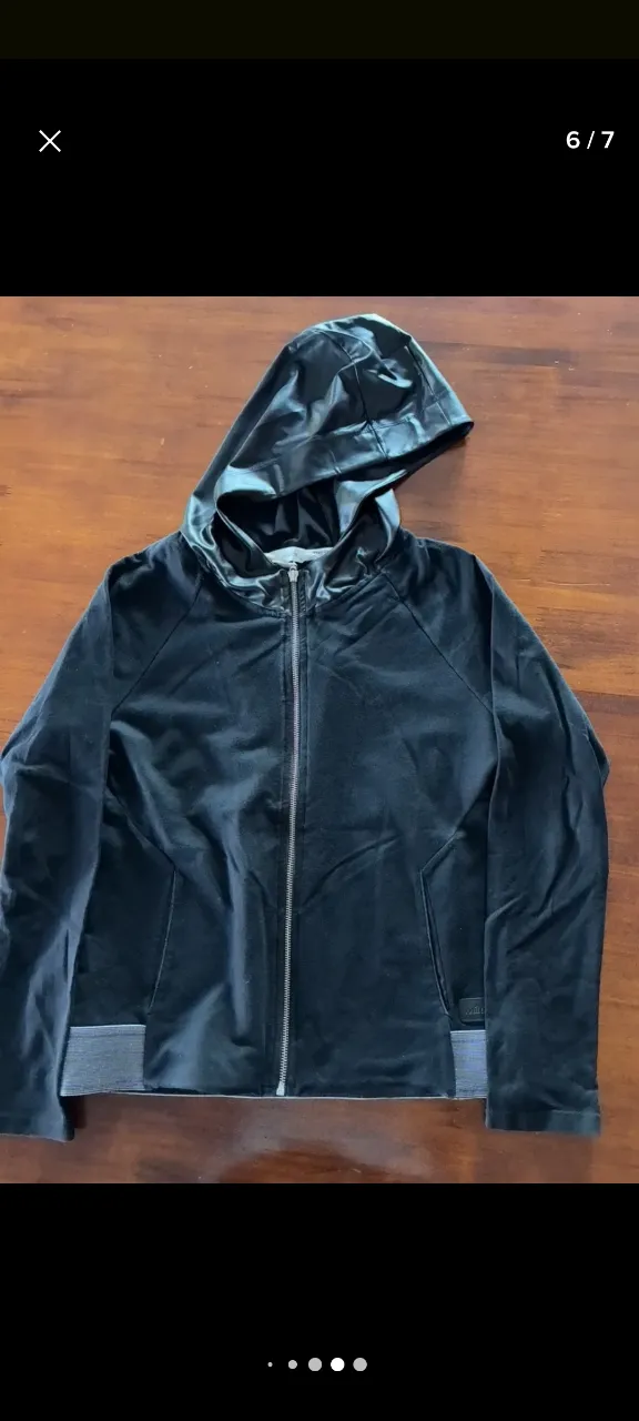 Campera de friza negra con capucha, ideal para un look casual y moderno. Perfecta para los días frescos de entretiempo o para complementar tu outfit deportivo.
talle S NUEVA 