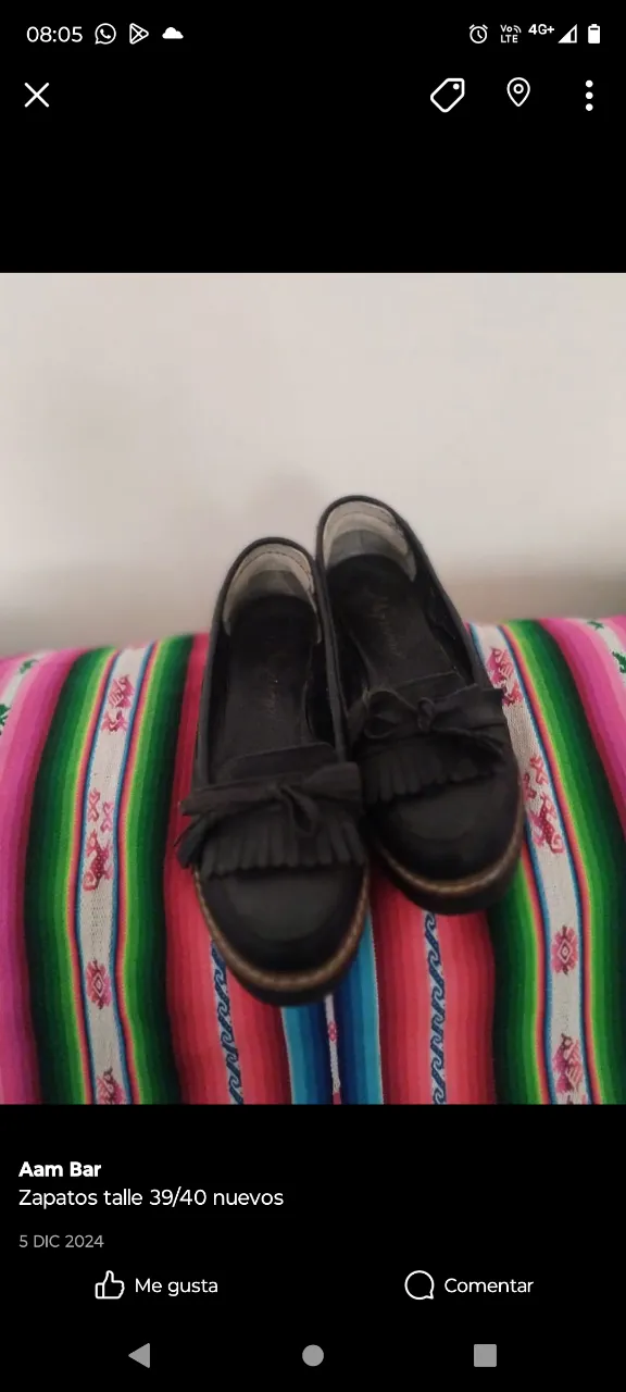 Zapatos negros de cuero con flecos y suela gruesa. Ideales para un look casual y moderno.