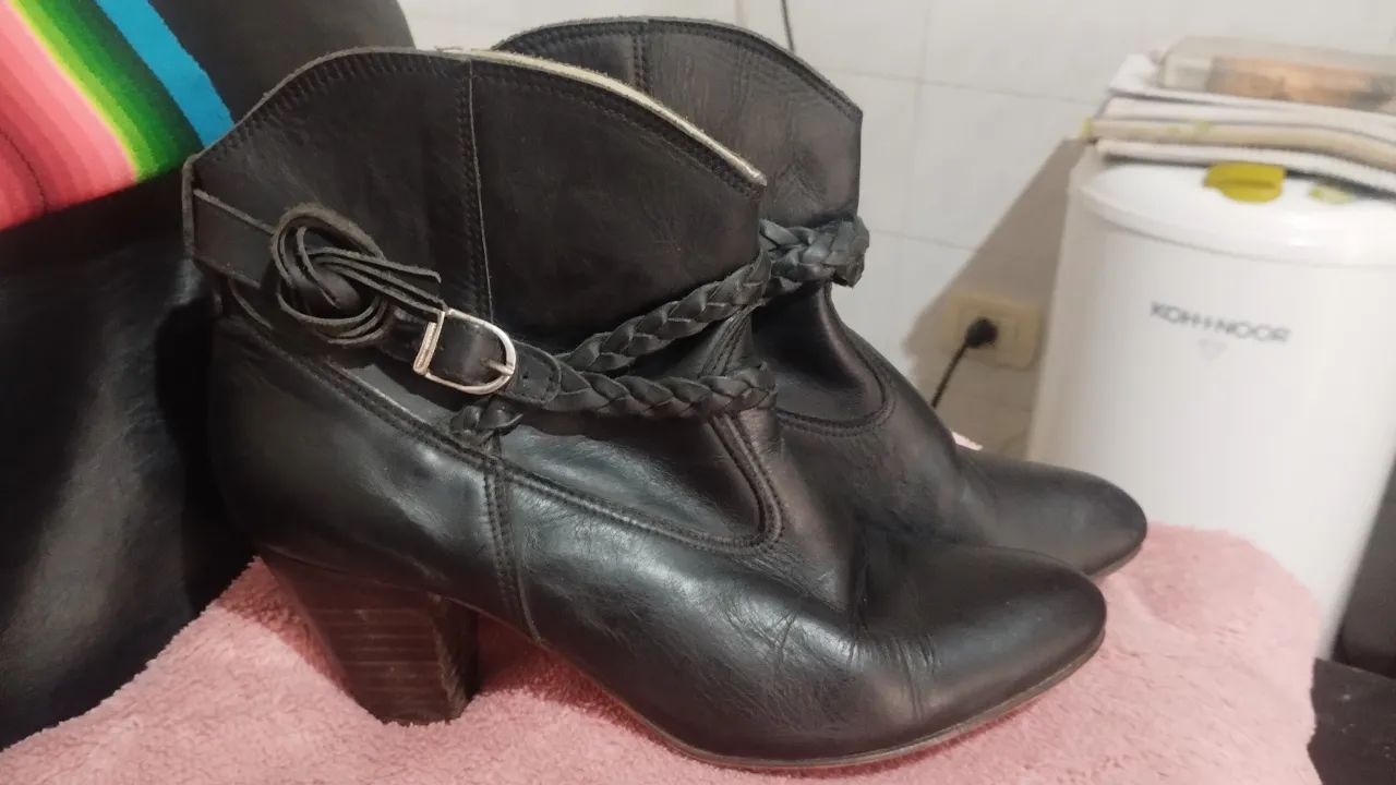 Botitas de cuero  legítimo negras con taco. Tienen un detalle de trenza y hebilla en el lateral. Ideales para un look canchero y moderno.