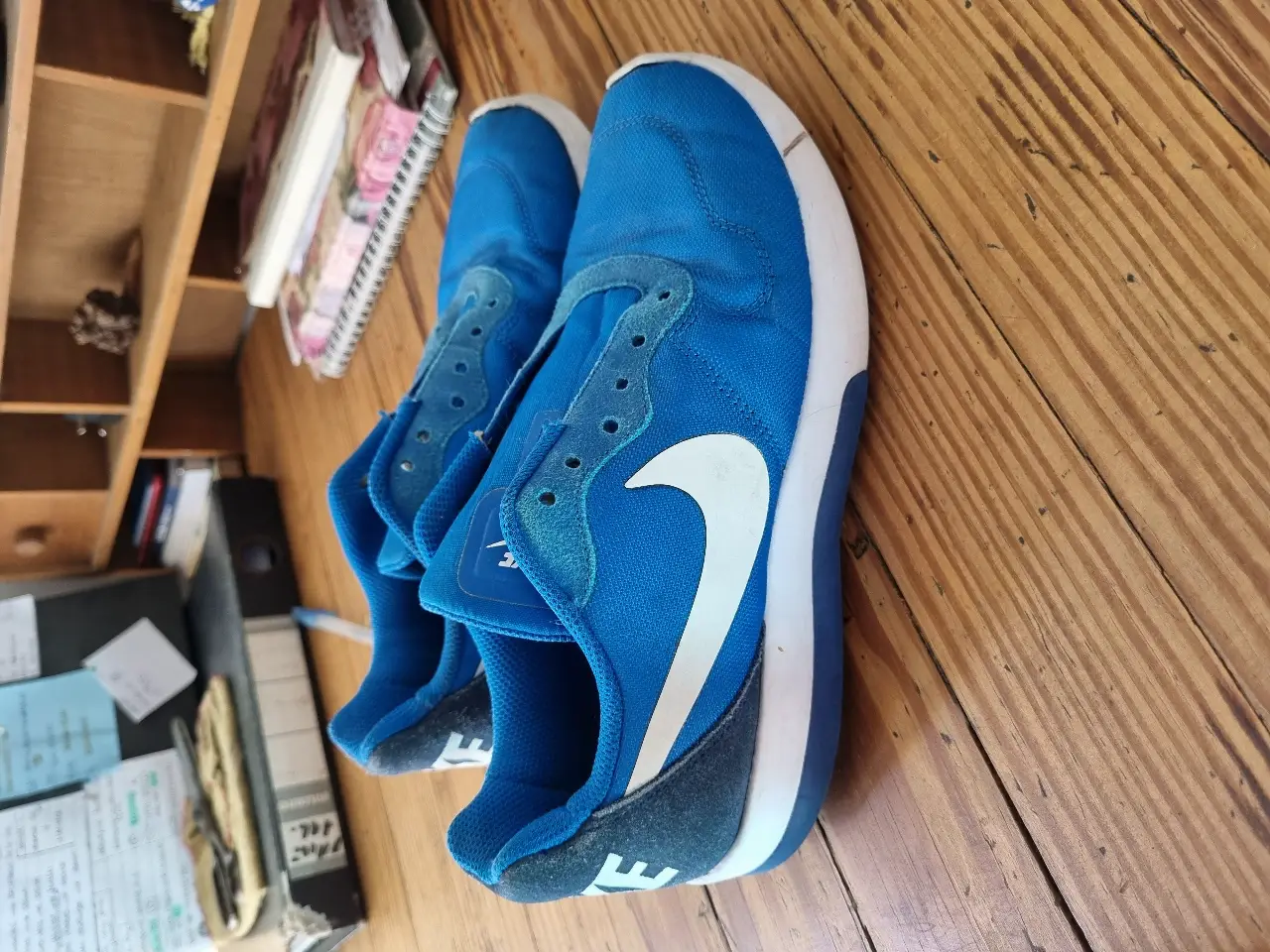 Zapatillas Nike azules con el logo blanco. Talle 6.5 US. Ideales para uso diario y actividades deportivas.