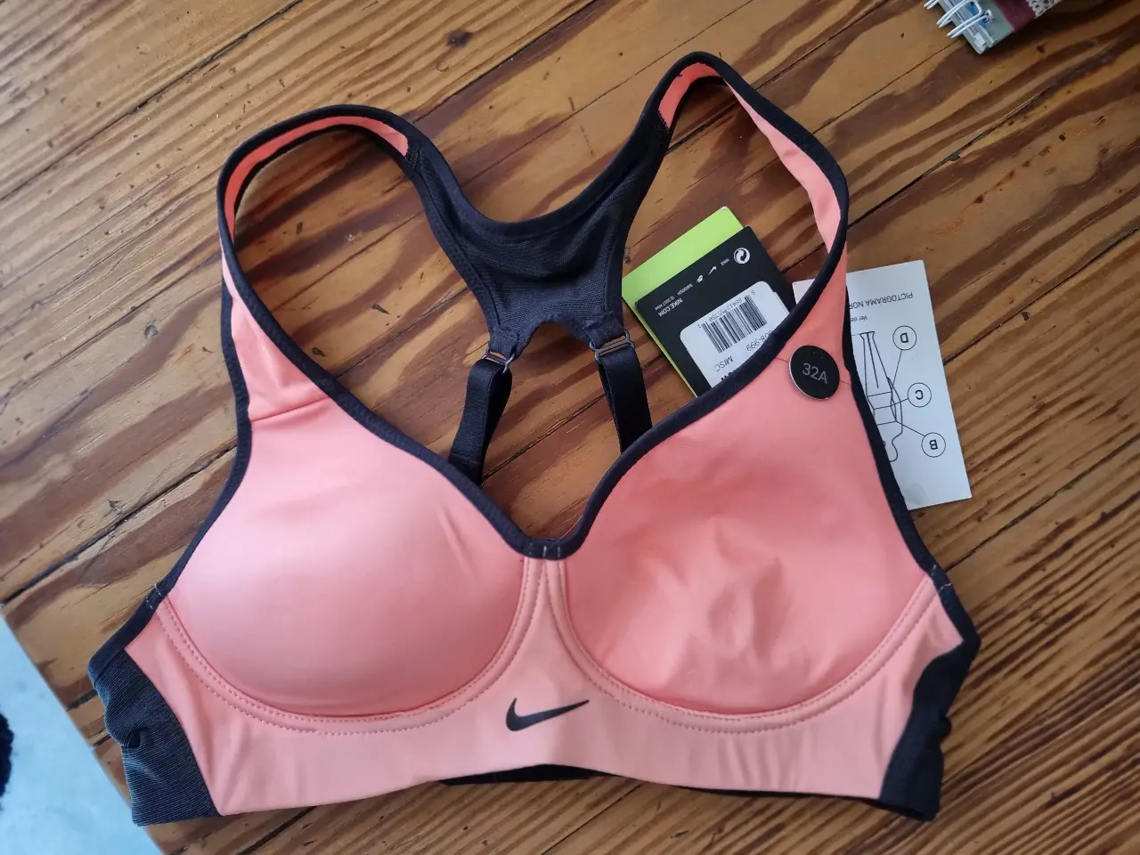 Corpiño deportivo Nike, color rosa y negro, talle 32A. Ideal para actividades de alto impacto.