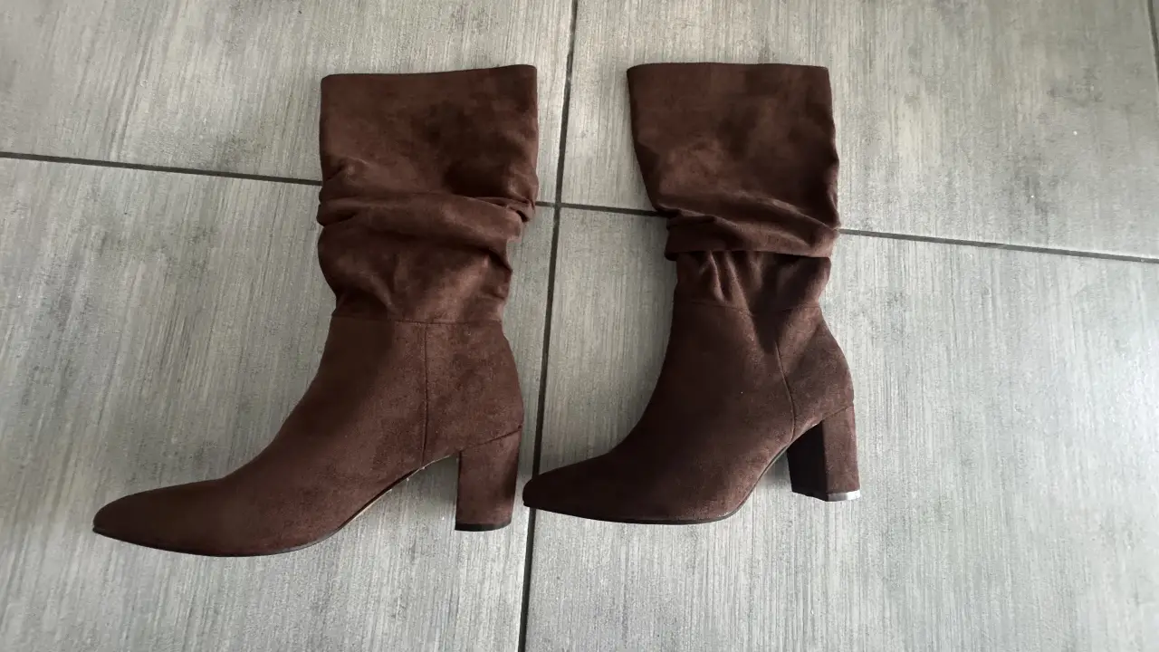 Botas altas para mujer, estilo gamuza marrón, con taco ancho y detalle fruncido en la caña. Nuevas a estrenar. Tengo un blazer en venta también súper bonito que hace match con las botas