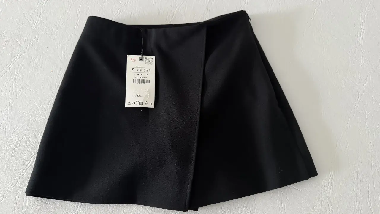 Pollera pantalón sastrera negra de Zara colección actual con diseño asimétrico. Talle S. Nueva, sin estrenar y con etiqueta.