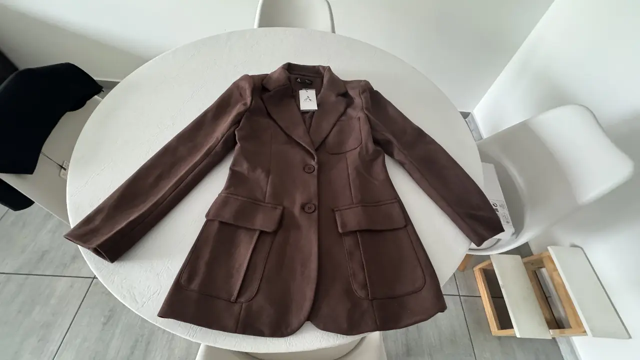 Elegante blazer marrón para mujer. Ofrece un ajuste súper favorecedor. Nuevo, sin estrenar y con etiqueta. Tengo unas botas N 36 que hacen match sin estrenar también