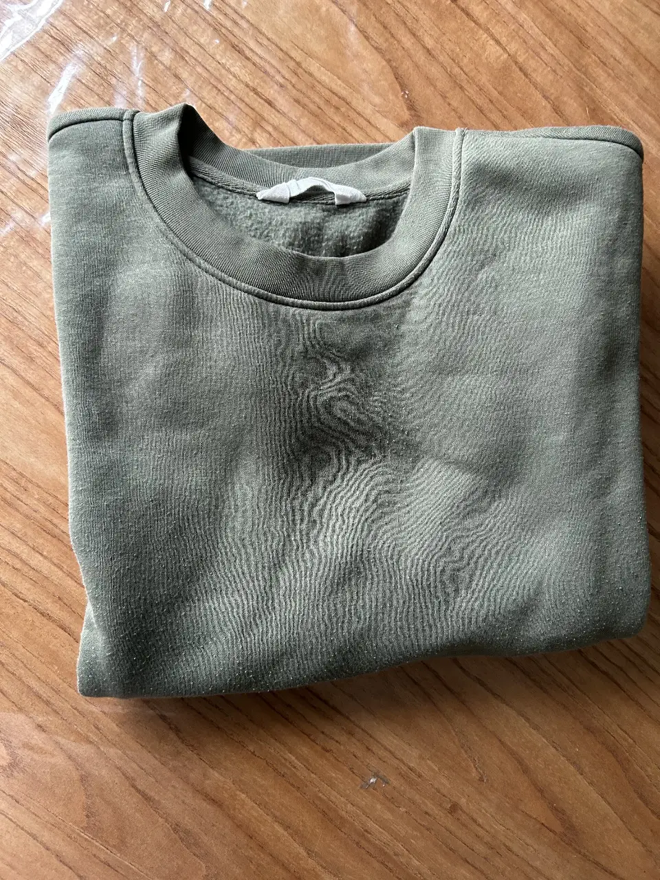 Buzo de cuello redondo en color verde oscuro, ideal para un look casual y cómodo. Perfecto para el día a día.