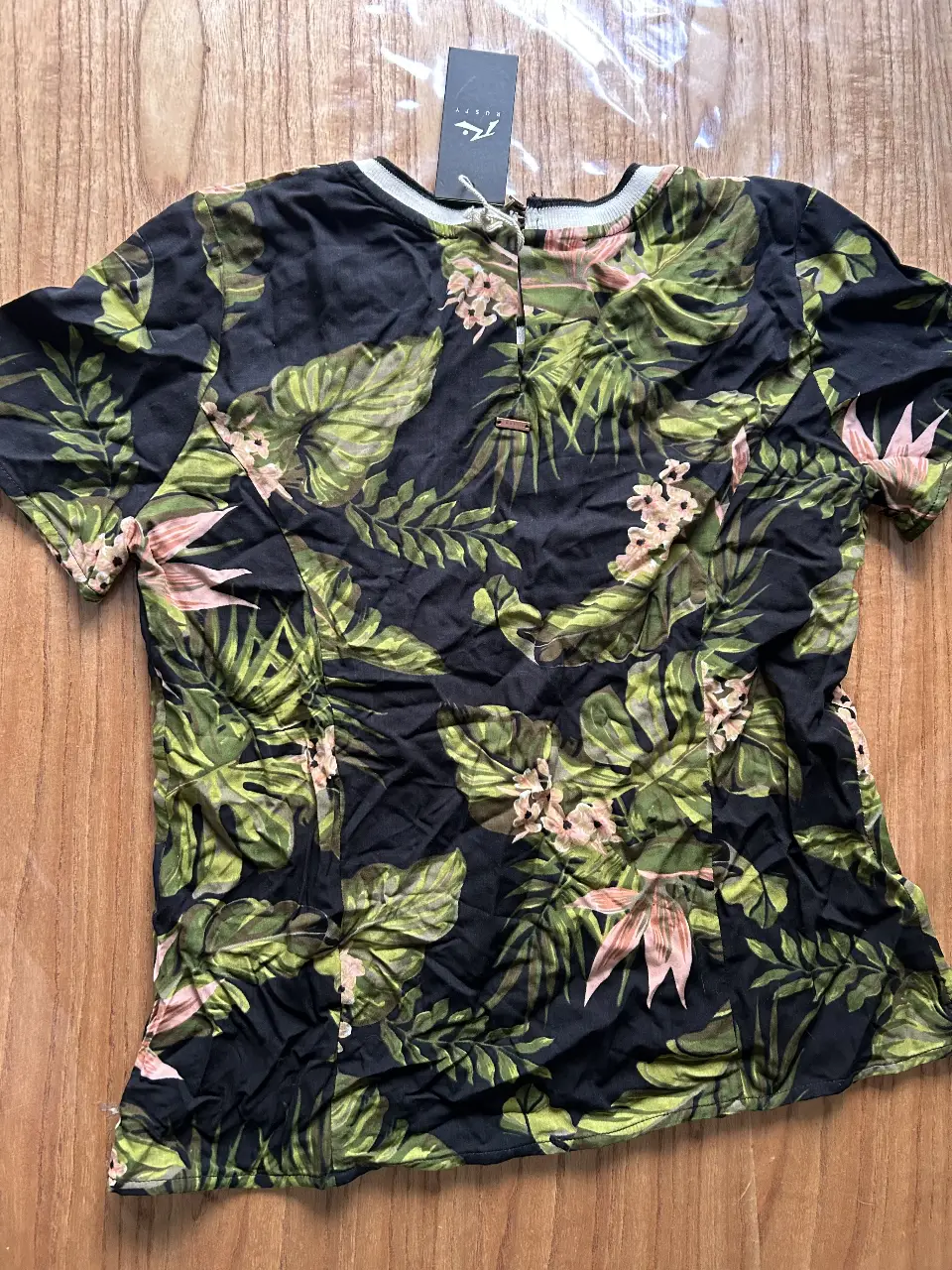 Remera Rusty - Vista 2
