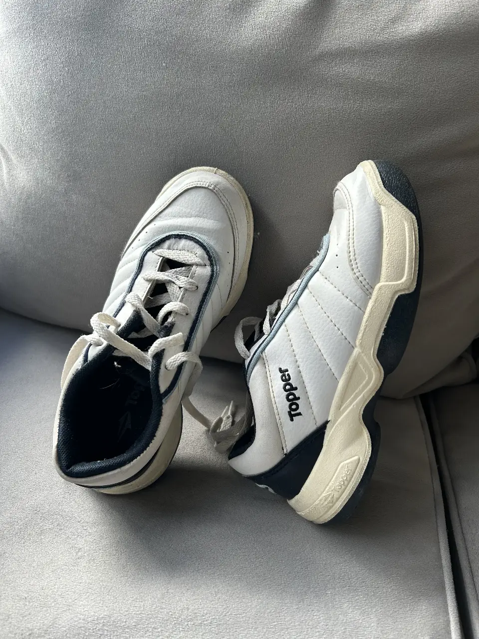 Zapatillas Topper blancas con detalles en azul marino, ideales para uso diario. Diseño clásico y cómodo, perfectas para un look casual.