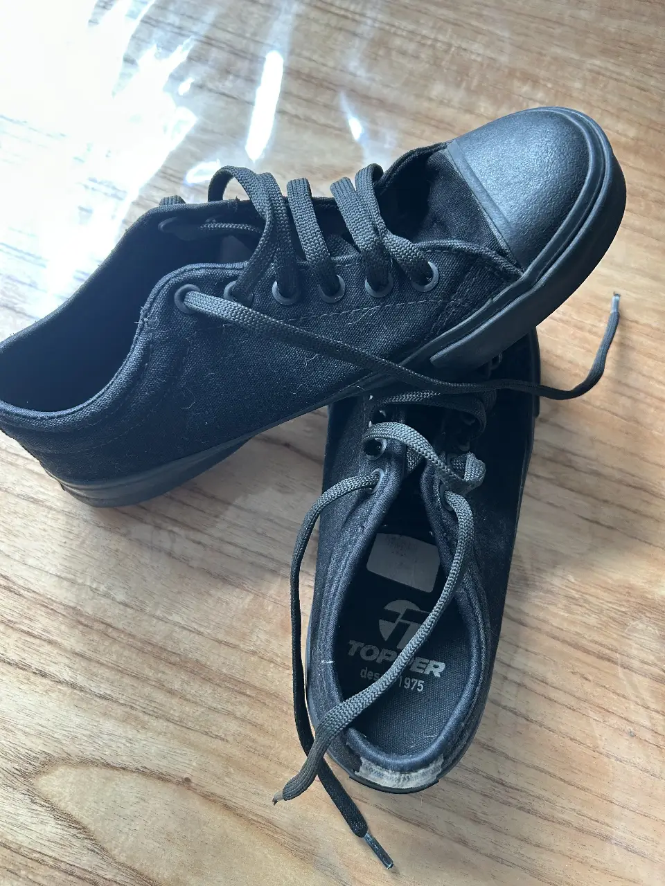 Zapatillas Topper negras, ideales para uso diario. Diseño clásico y versátil, perfectas para combinar con cualquier outfit casual. Cómodas y duraderas, con el logo de la marca visible.