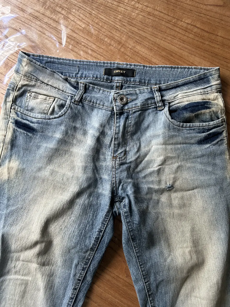 Jeans de hombre, corte recto, color azul gastado, con detalles de desgaste y roturas. Marca SWEET.Talle 34.