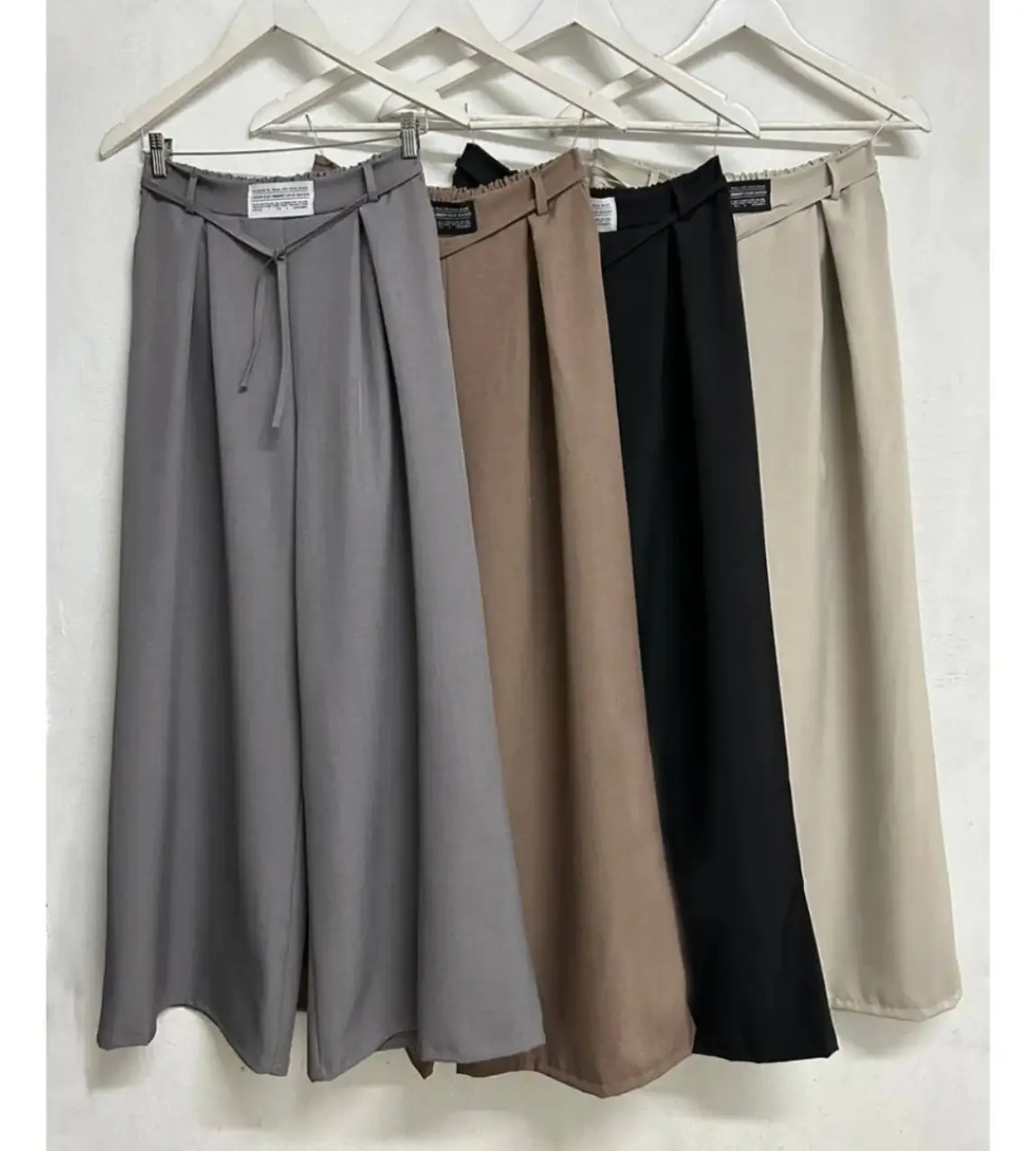 Pantalón sastrero de corte amplio, tiro alto y pinzas. Ideal para un look elegante y moderno.