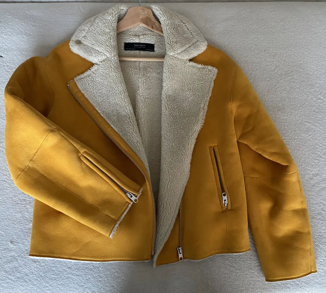 Campera biker de gamuza amarilla con interior de piel sintética color crema. Un clásico renovado para un look canchero y abrigado. Ideal para el invierno argentino.