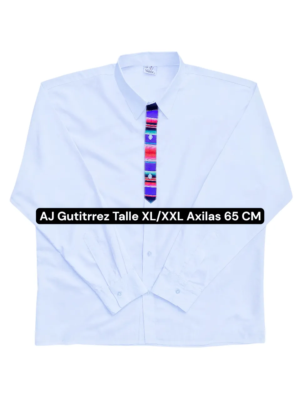 original importada 
Camisa blanca de hombre con detalle de corbata estampada. Talle XL/XXL, axilas 65 cm. Ideal para eventos formales o para un look elegante.