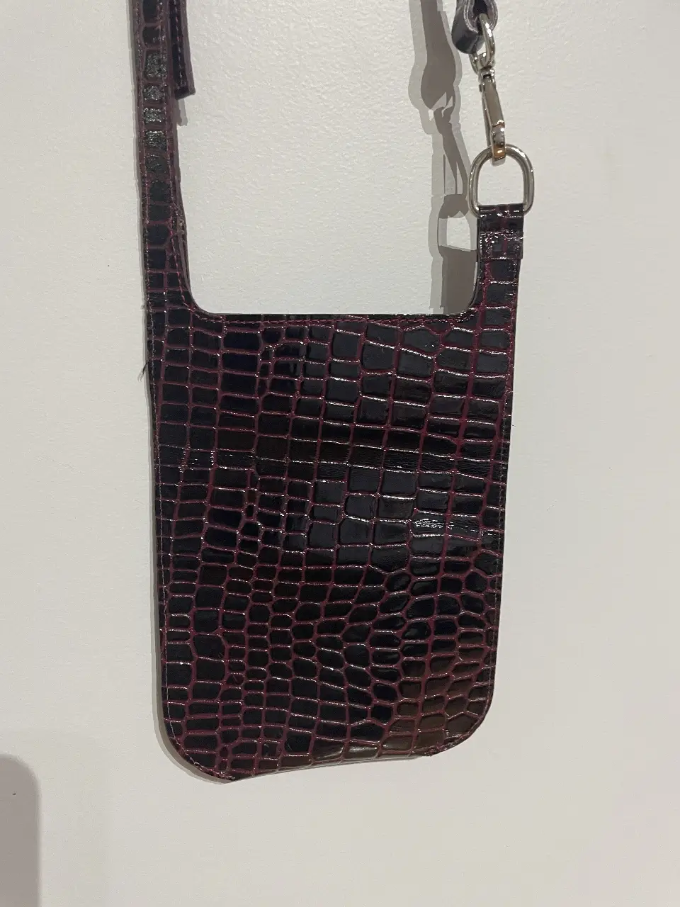 Bandolera de cuero sintético con diseño de reptil en color marrón oscuro. Ideal para llevar lo esencial con estilo. marca Boken