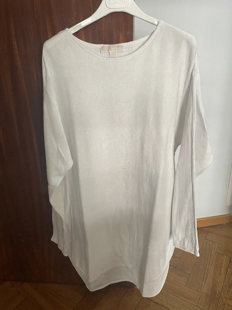 Blusa blanca de Michael Michael Kors, manga larga y cuello redondo. Ideal para un look casual y elegante.