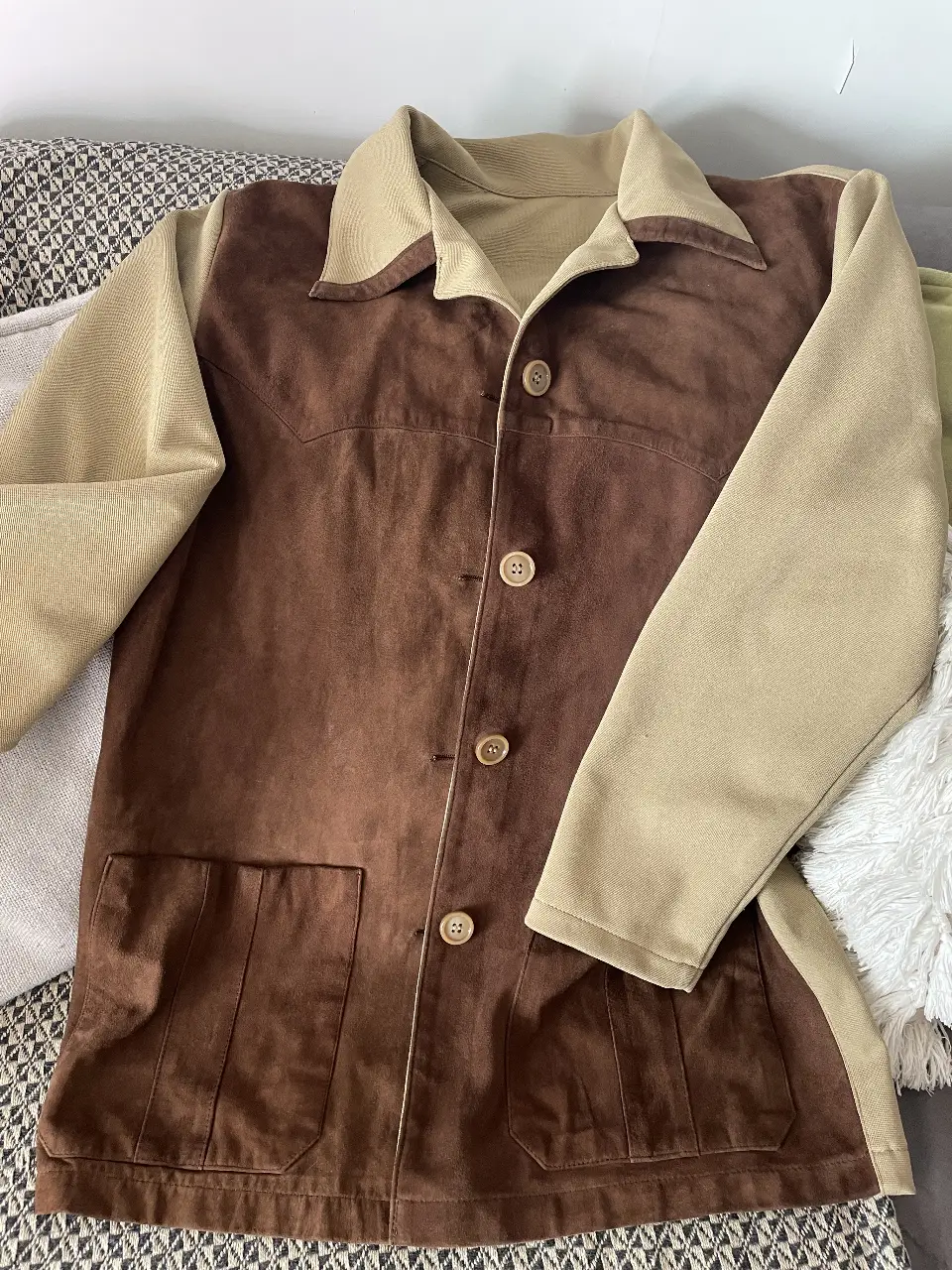 Campera  clásica de mujer, con mangas y cuello en color beige y cuerpo en gamuza marrón. Con botones y bolsillos frontales. Marca Marcello Pampaloni, Made in Italy. Talle 48.