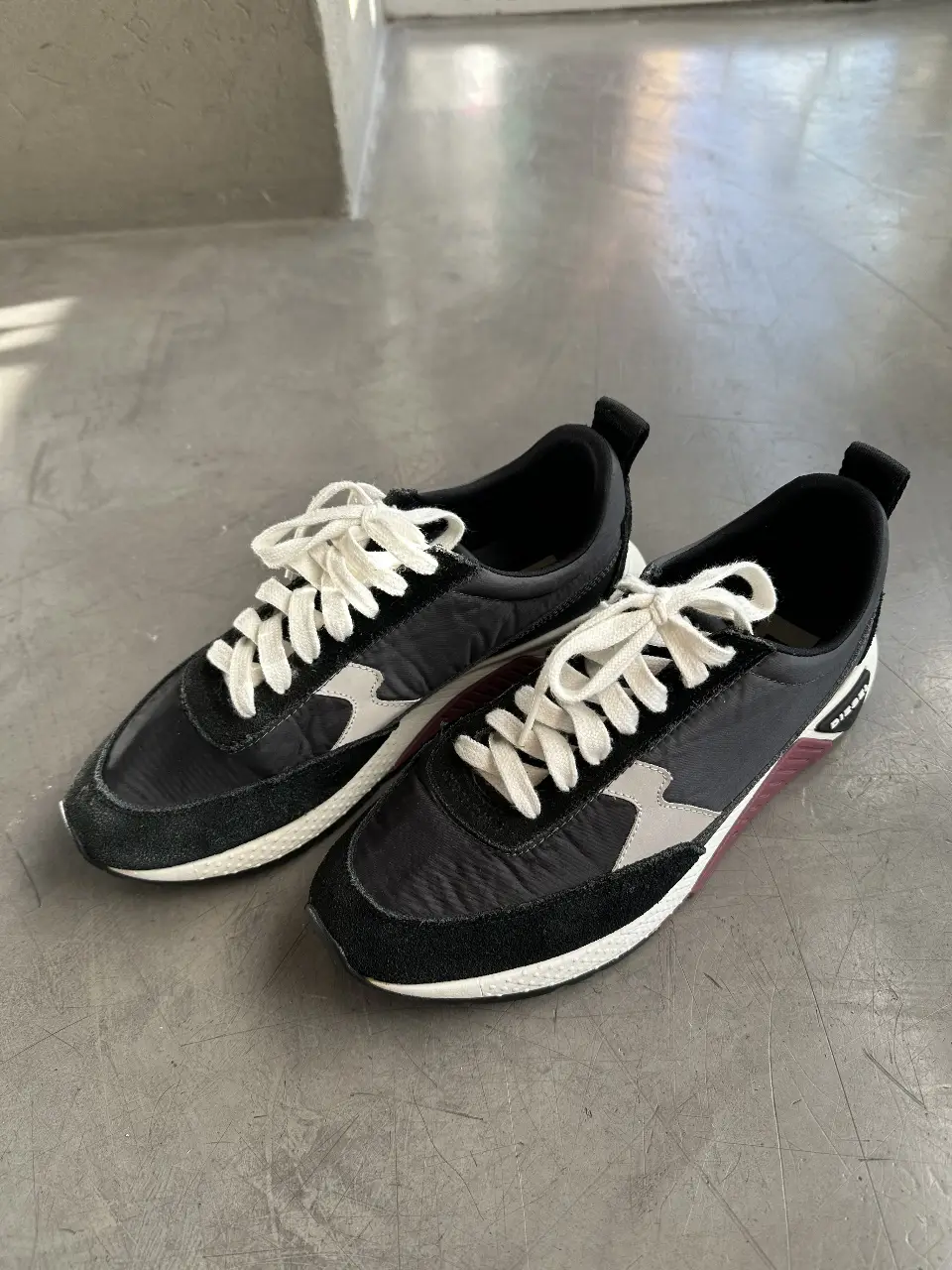Zapatillas Diesel S-KB Low Lace II para hombre. Diseño en negro con detalles en blanco y gris. Suela blanca con detalles en borgoña. Talle US 7.5, EUR 40, JPN 25.5. Ideales para un look casual y moderno.