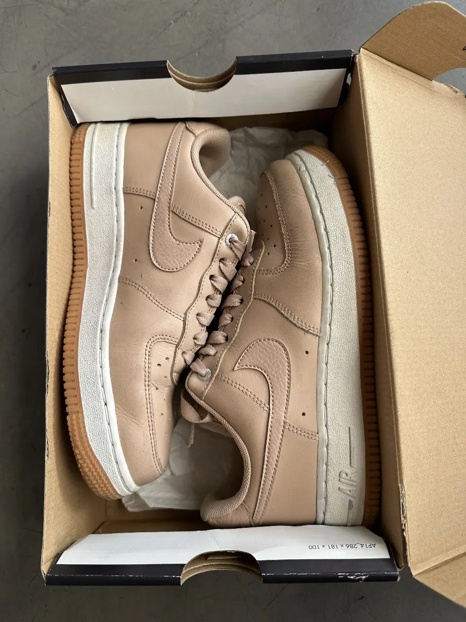 Zapatillas Nike Air Force 1 color nude, con suela marrón y detalles en blanco. Talle 36, ideales para un look casual y moderno.
