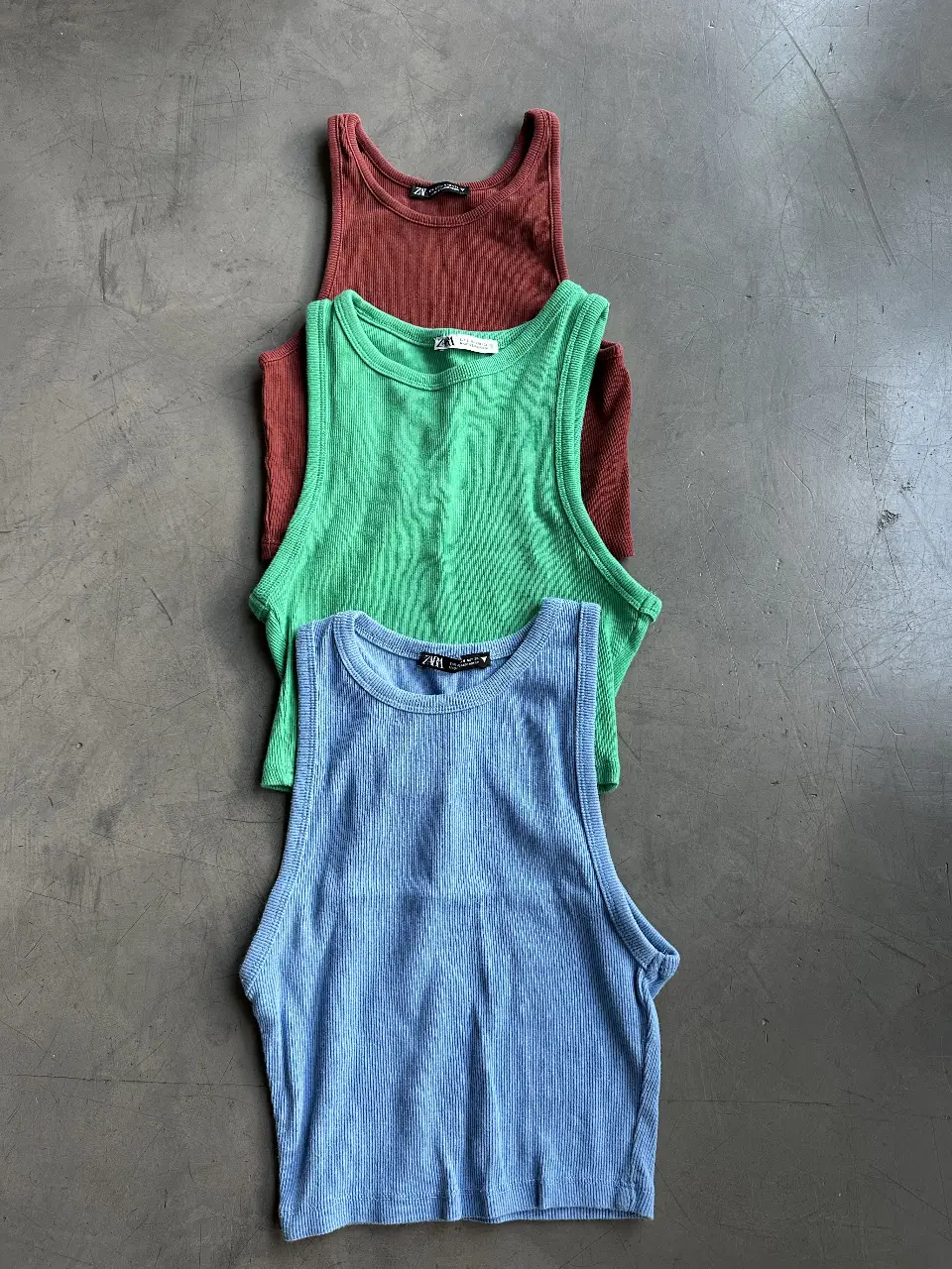 PACK 3 Musculosas de mujer de tejido acanalado, en ladrillo, verde y celeste. Ideales para un look casual y cómodo.