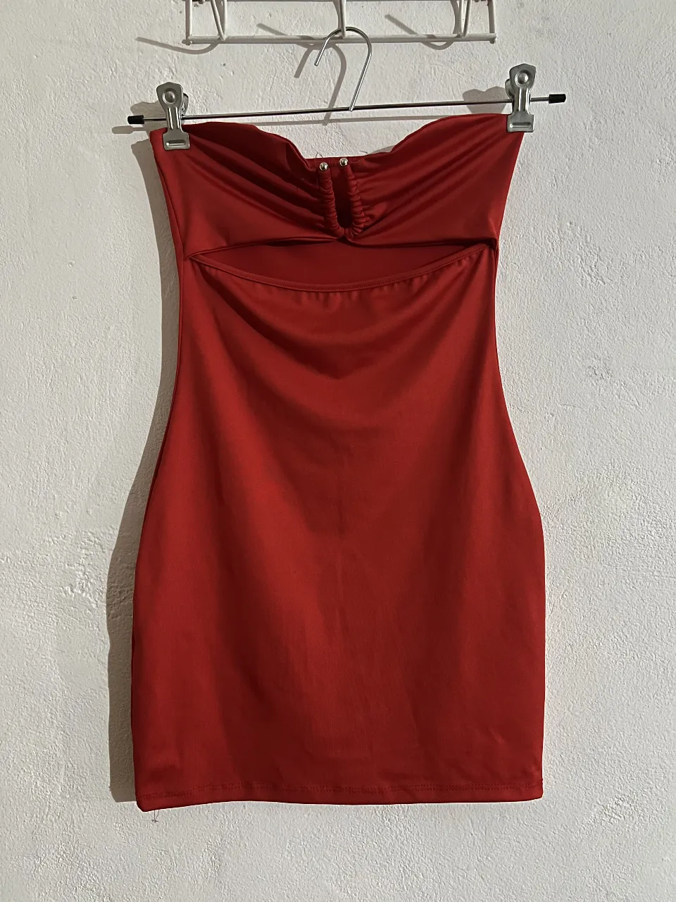 Vestido rojo strapless, súper sensual y ajustado al cuerpo. Tiene un detalle de fruncido en el busto y un corte cut-out en la cintura que lo hace súper canchero. Ideal para una salida nocturna o una fiesta.