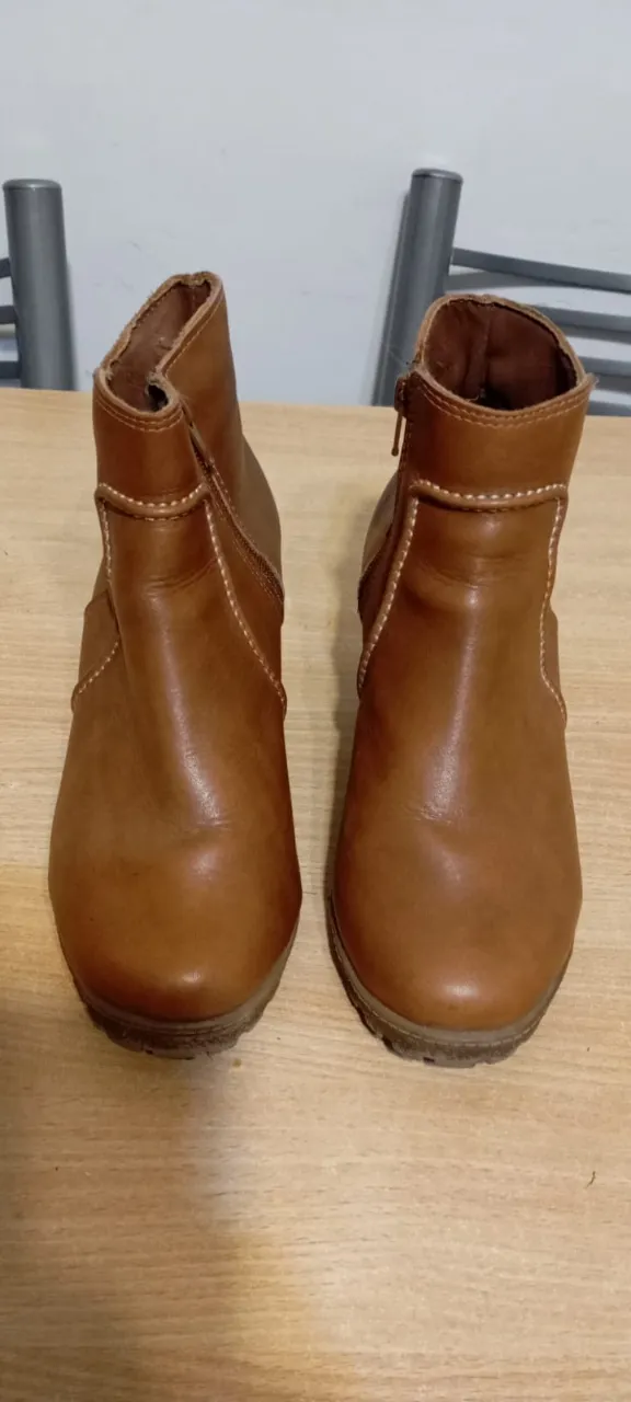 Botitas de cuero marrón con taco cuña y cierre lateral. Ideales para un look casual y cómodo. Sin detalles.