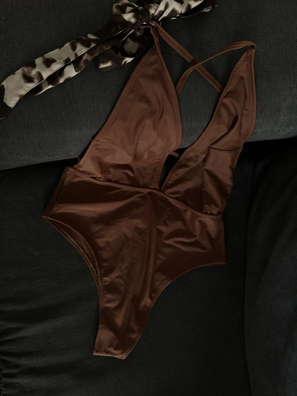 Enteriza marrón escotada, ideal para lucir espectacular en la playa o pileta. Su diseño moderno y sensual la hace perfecta para cualquier ocasión veraniega.