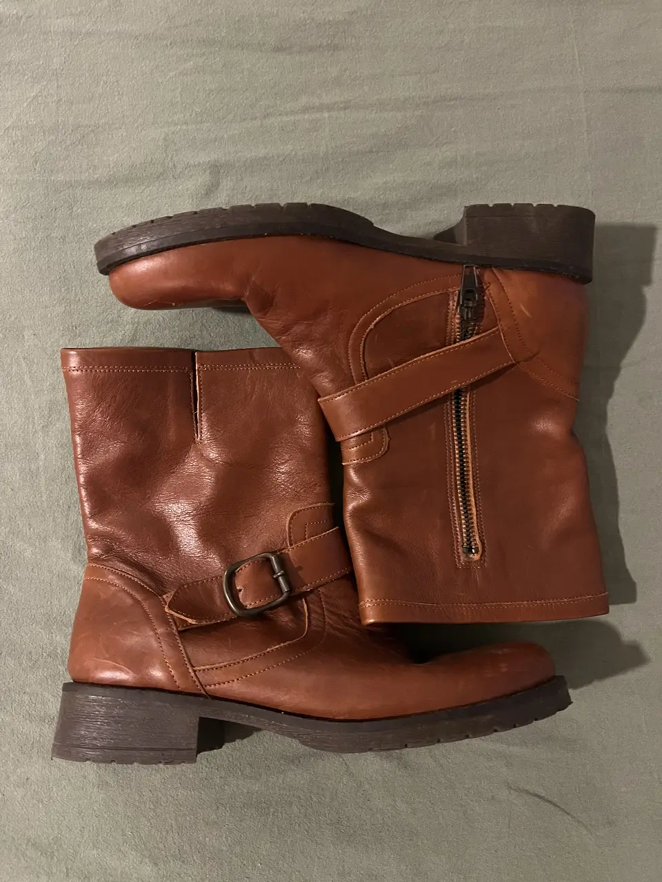 Botas de cuero marrón con cierre y hebilla. Ideales para un look rocker o casual.