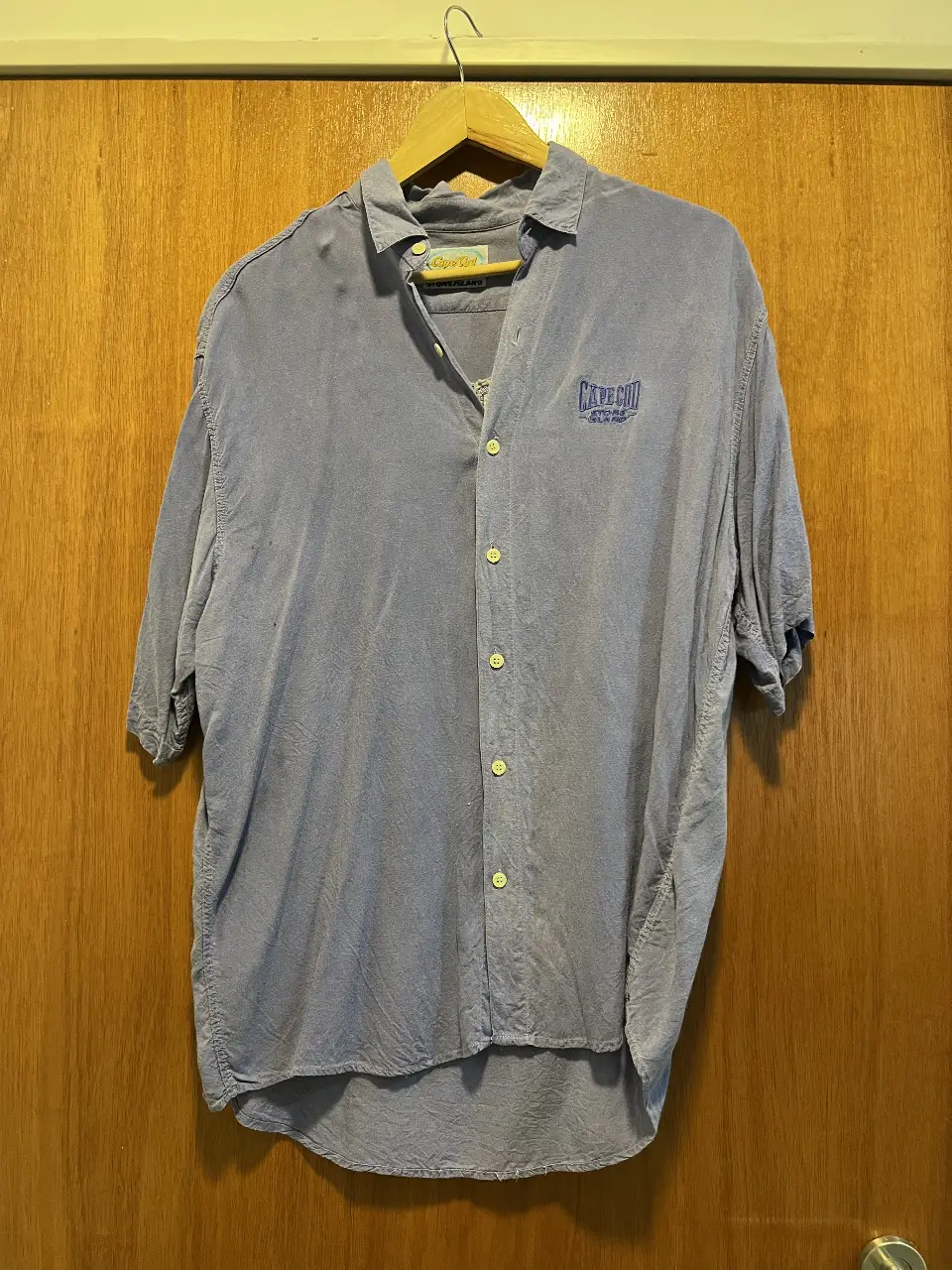 Camisa de hombre de manga corta, color azul con estampado "Cape Cod" en la espalda. Ideal para un look casual y relajado.