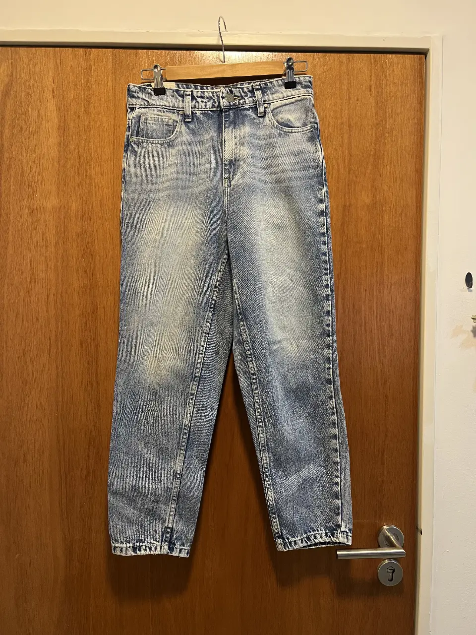 Jeans de mujer DELAOSTIA, corte recto, tiro alto, con efecto gastado y lavado. Ideal para un look casual y moderno.